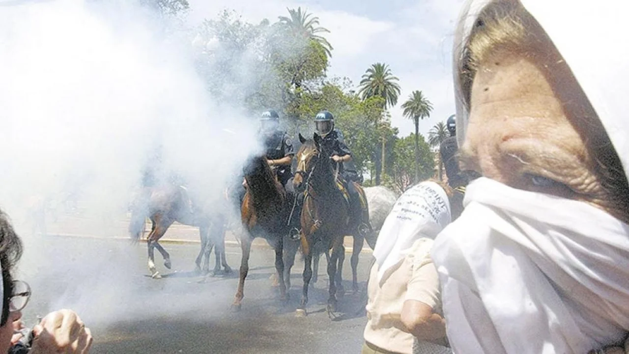 Claudio Bonadio sobreseyó a policías acusados de reprimir a Madres de Plaza de Mayo en 2001