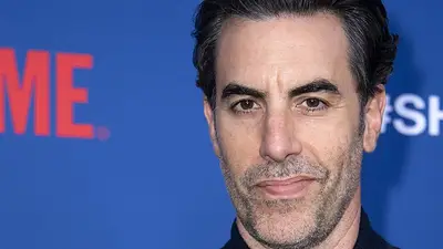 Picante comentario de Sacha Baron Cohen en los Globos de Oro para burlarse del creador de Facebook Picante comentario de Sacha Baron Cohen en los Globos de Oro para burlarse del creador de Facebook