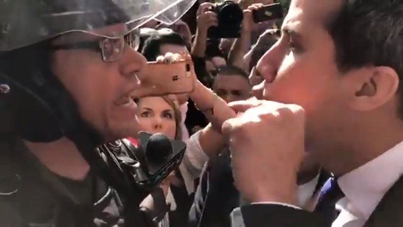 Gritos, violencia y arengas: el show que montó Juan Guaidó para ingresar por la fuerza al Congreso de Venezuela