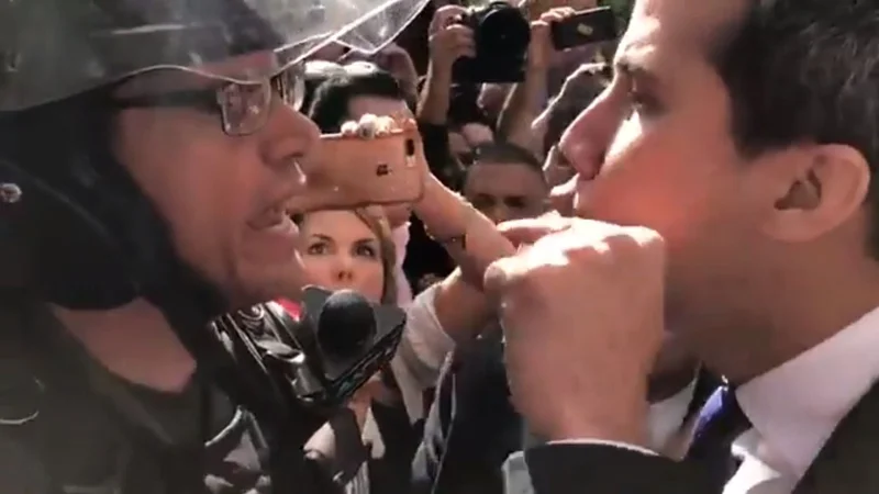 Gritos, violencia y arengas: el show que montó Juan Guaidó para ingresar por la fuerza al Congreso de Venezuela
