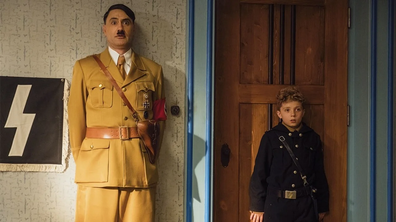 Se estrenó Jojo Rabbit, la controvertida película satírica que presenta a Hitler como amigo imaginario de un niño