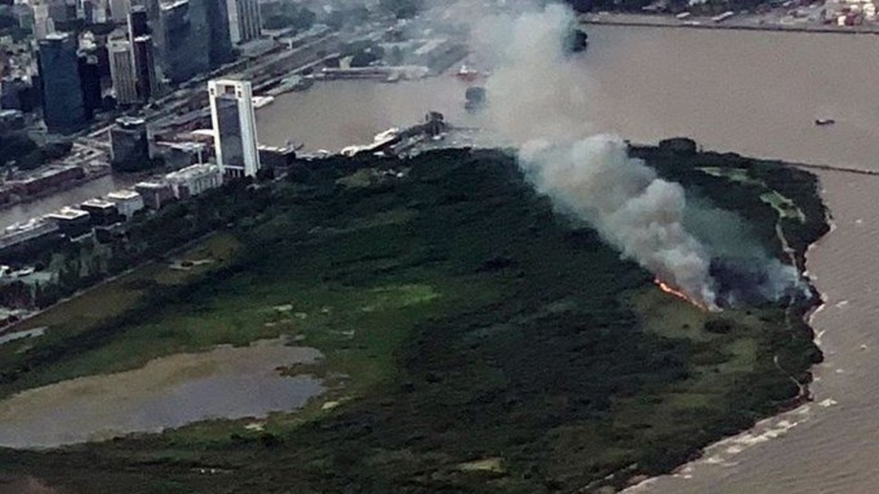 Incendio de pastizales en la Reserva Ecológica de la Costanera Sur porteña