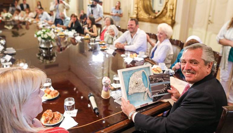Emotiva reunión de Alberto Fernández con organismos de derechos humanos en la Casa Rosada