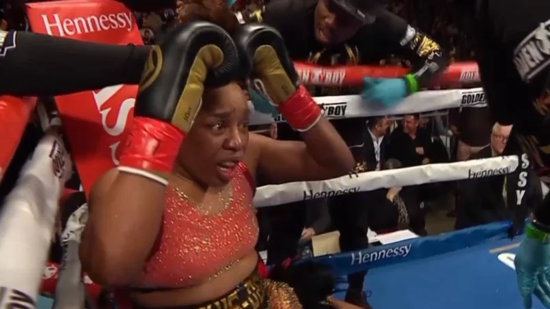 Video: a la boxeadora Franchon Crews Dezurn le "volaron" la peluca a golpes y paró la pelea ante Alejandra Jiménez