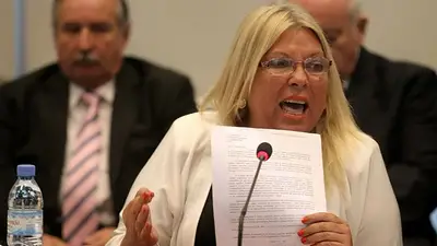 Carrió pedirá el juicio político a una funcionaria por sus dichos sobre Nisman Carrió pedirá el juicio político a una funcionaria por sus dichos sobre Nisman