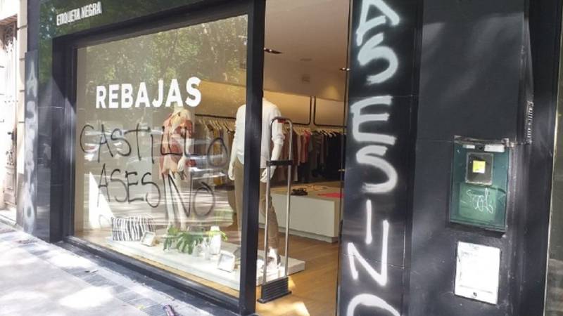 Escracharon un local de Etiqueta Negra en La Plata