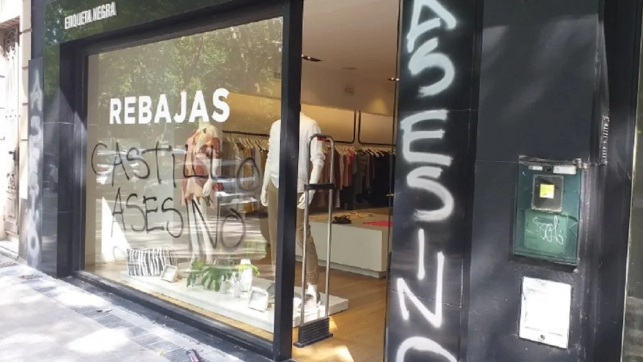 Escracharon un local de Etiqueta Negra en La Plata