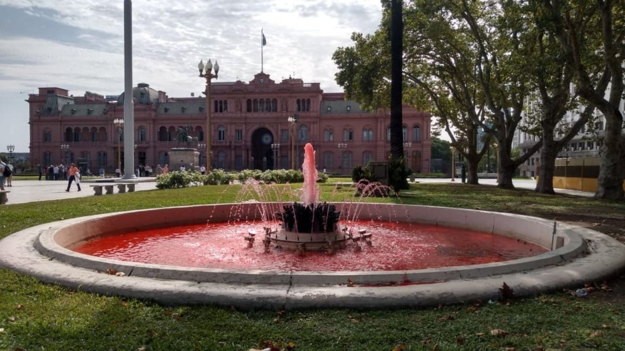 El macrismo tiñó de rojo sangre el agua en Plaza de Mayo