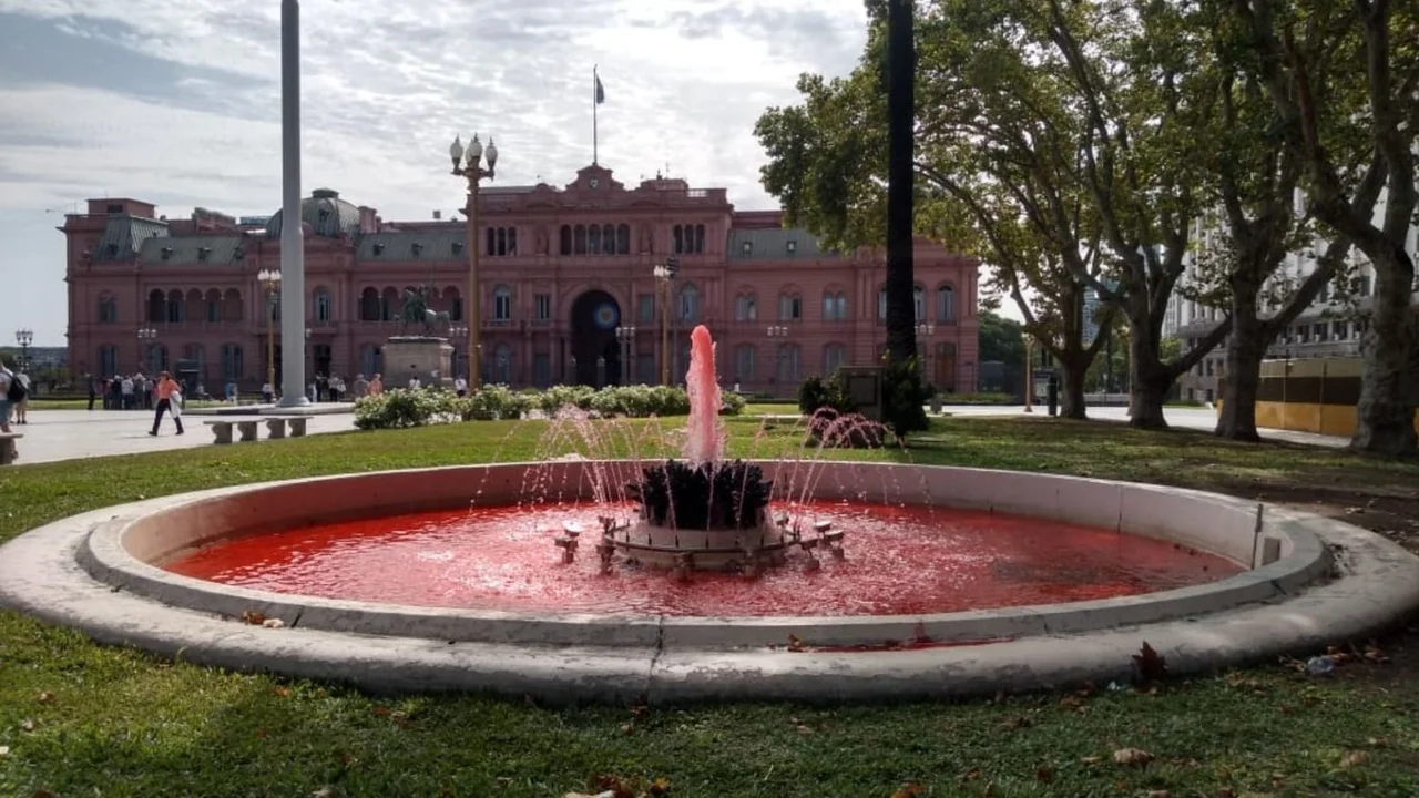 El macrismo tiñó de rojo sangre el agua en Plaza de Mayo