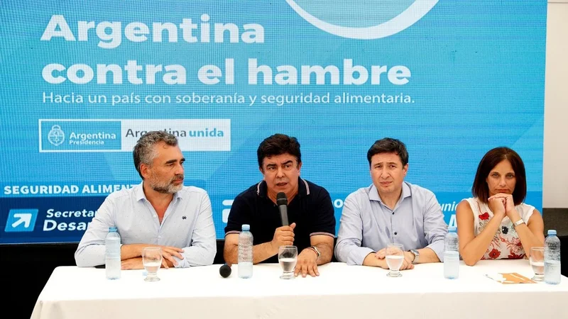 Fernando Espinoza y Daniel Arroyo comenzaron con la entrega de 63 mil tarjetas Alimentar en La Matanza