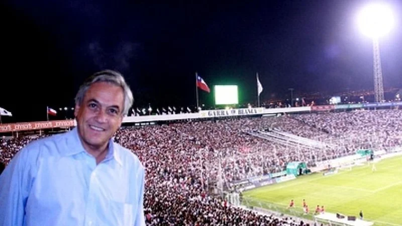Video: Sebastián Piñera fue insultado y acusado de "asesino" por las hinchadas de Colo Colo y Universidad Católica en Chile