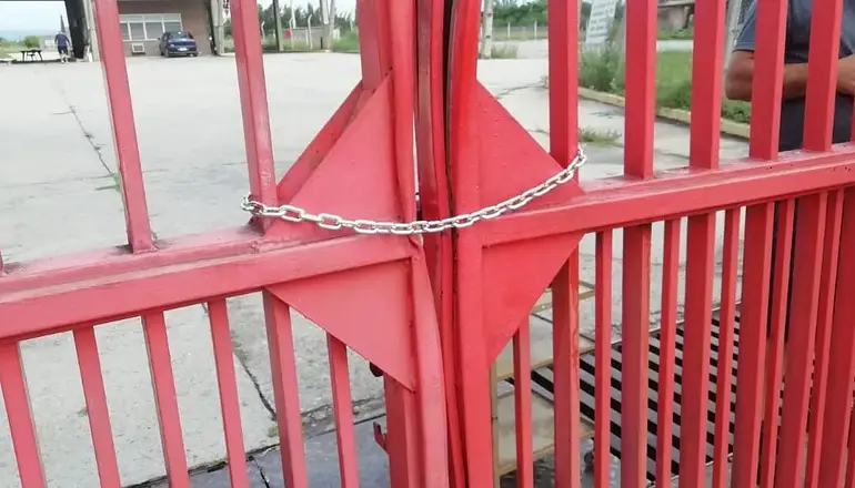 Indignante: trabajadores echados de Minetti fueron encerrados en la planta