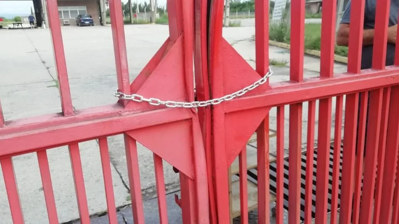 Indignante: trabajadores echados de Minetti fueron encerrados en la planta