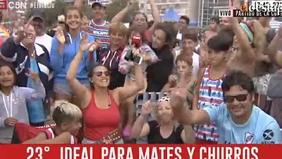Irrumpieron un móvil para cantar una canción para Cristina Kirchner y pedir que vuelva Roberto Navarro a la televisión Irrumpieron un móvil para cantar una canción para Cristina Kirchner y pedir que vuelva Roberto Navarro a la televisión