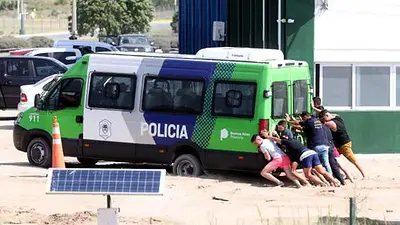 Los "extras" de la rueda de reconocimiento del crimen de Villa Gesell tuvieron que empujar la camioneta de la Policía Los "extras" de la rueda de reconocimiento del crimen de Villa Gesell tuvieron que empujar la camioneta de la Policía