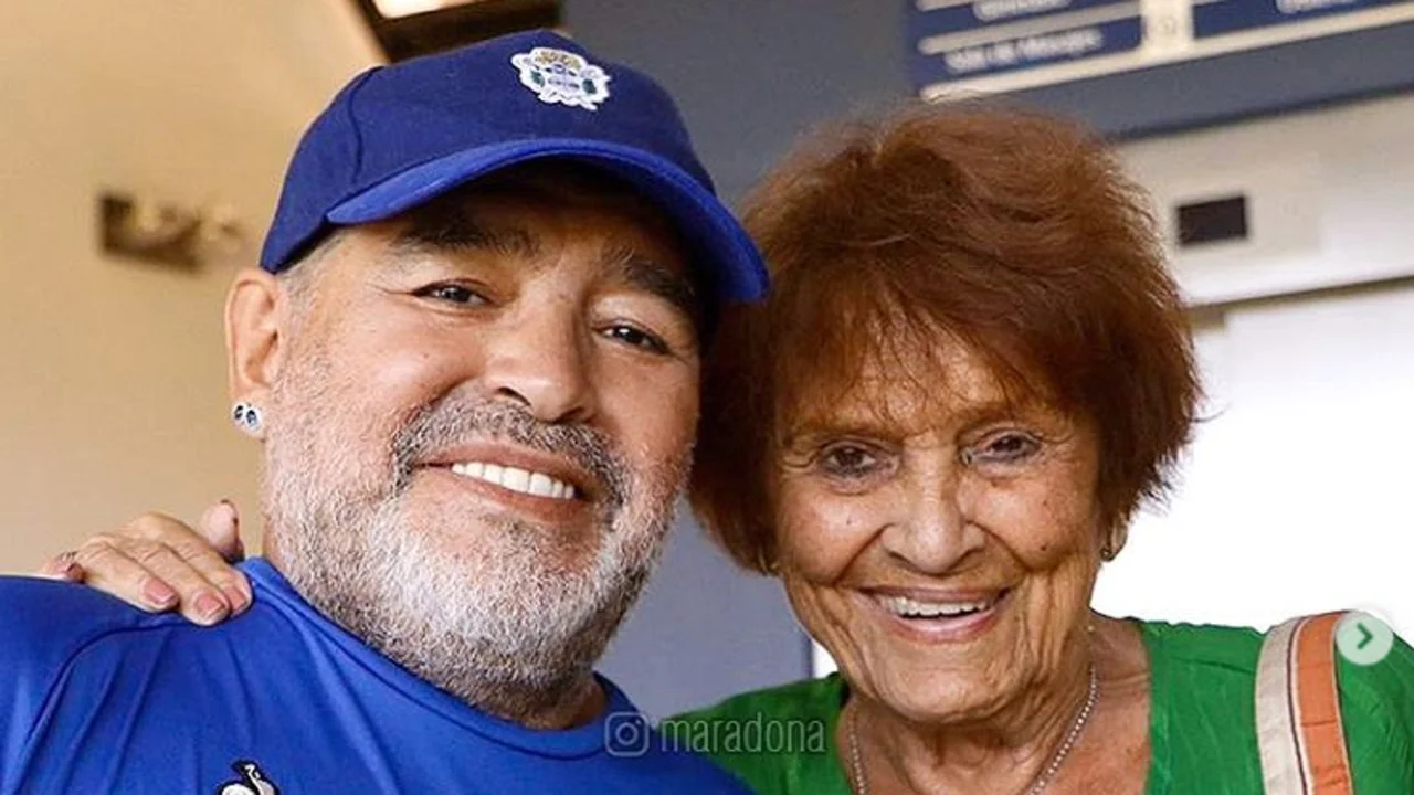 Taty Almeida le regaló un libro de poemas a Diego Maradona que lo hizo emocionar