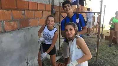 El emotivo video de Fernando Baez ayudando a construir casas El emotivo video de Fernando Baez ayudando a construir casas