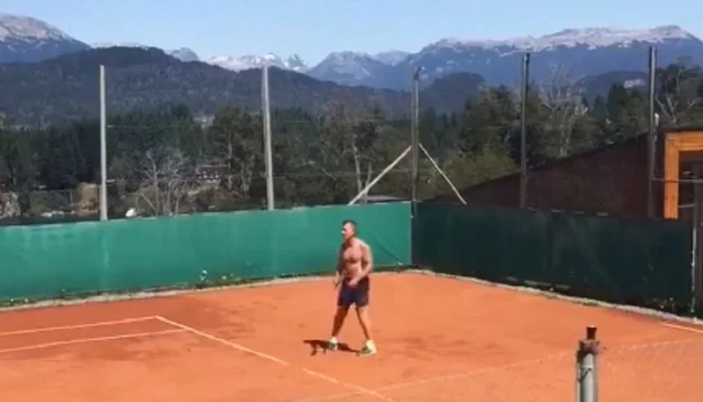 El video lujoso de Macri en medio de la crisis: un partido de tenis entre montañas y lagos