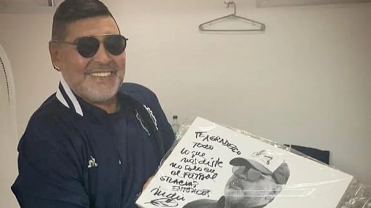 Diego Maradona recibió un cuadro autografiado por el Indio Solari y se emocionó en redes
