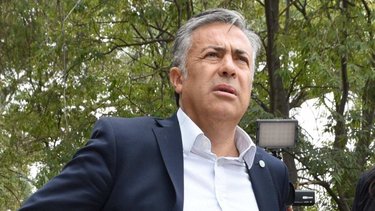 Denuncian que Mendoza paga 24 custodios para Cornejo
