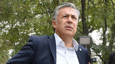 Denuncian que Mendoza paga 24 custodios para Cornejo