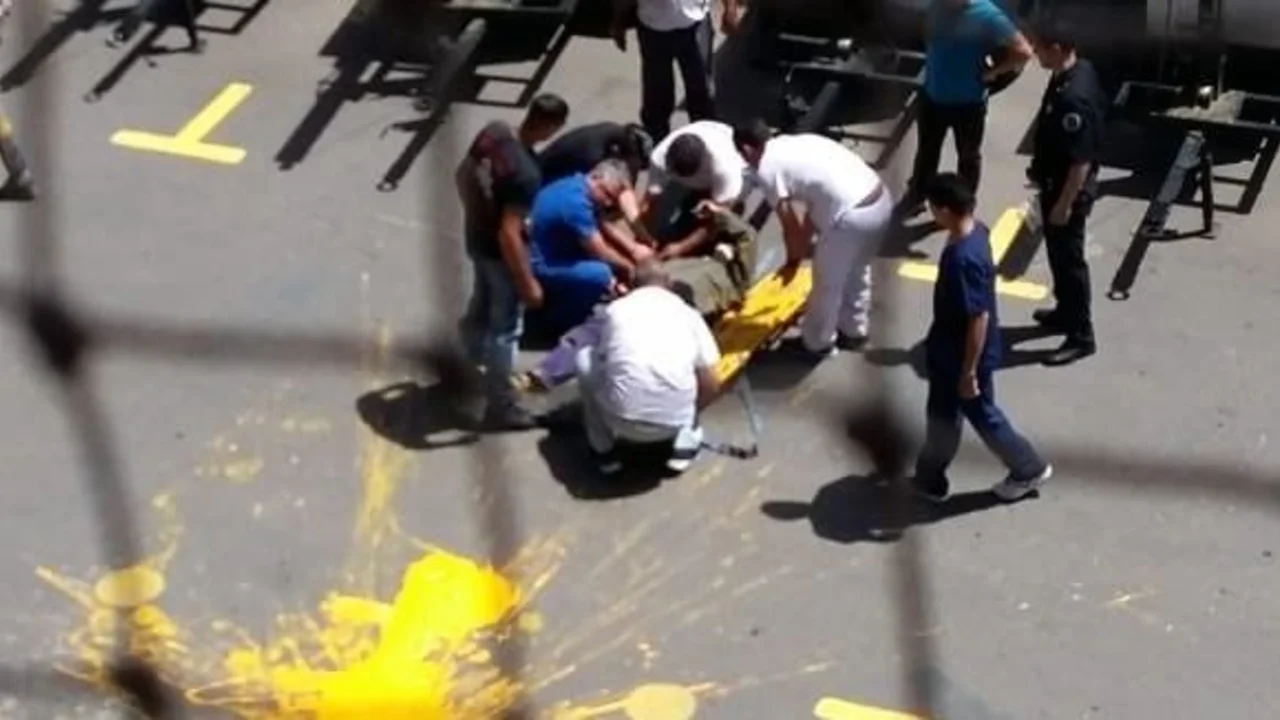 Terrible accidente de un empleado en Boca Juniors: cayó desde un andamio en La Bombonera y está en grave estado