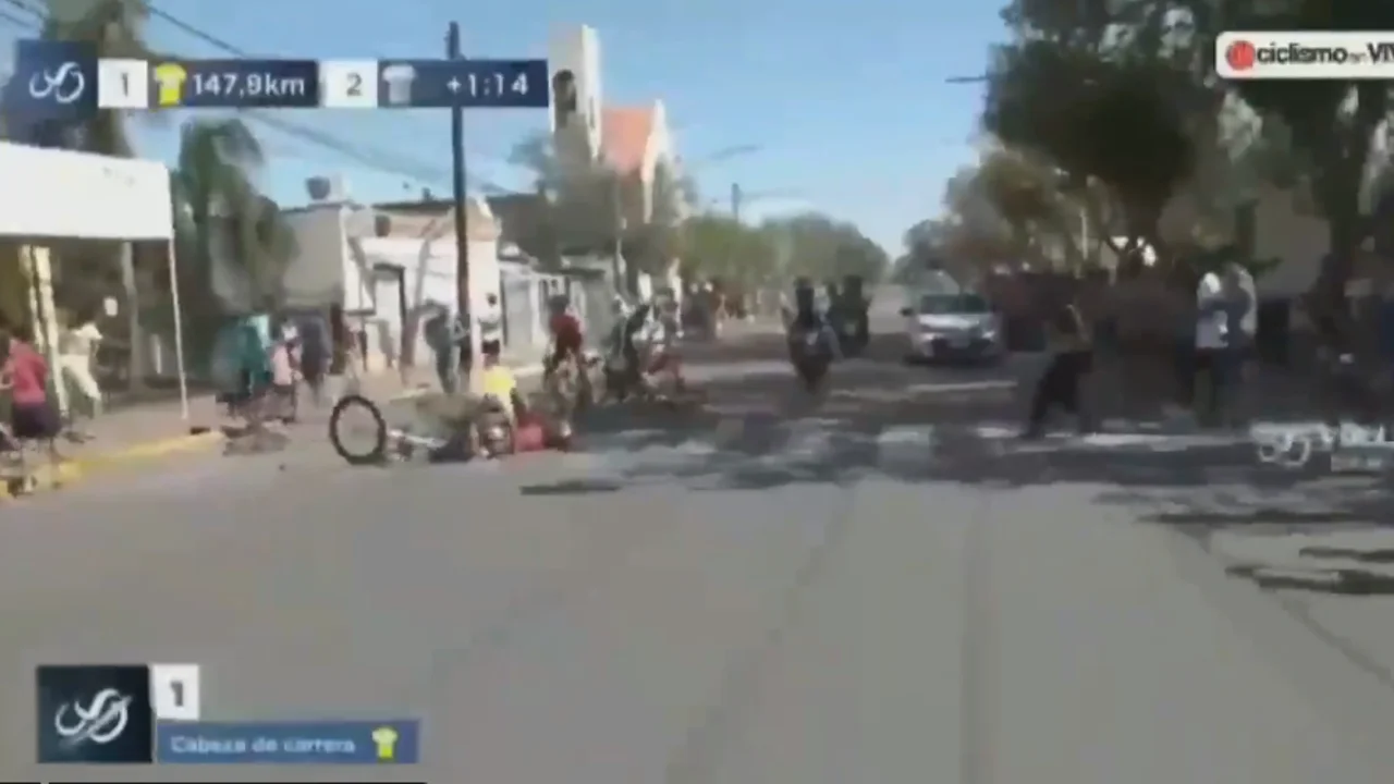 Viral en la 'vuelta de San Juan': un perro se cruzó en la carrera, tres ciclistas lo chocaron y se generó un insólito accidente