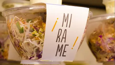 Fueron a comer a un shopping, pidieron una ensalada y encontraron una rana muerta adentro: la respuesta del local Fueron a comer a un shopping, pidieron una ensalada y encontraron una rana muerta adentro: la respuesta del local