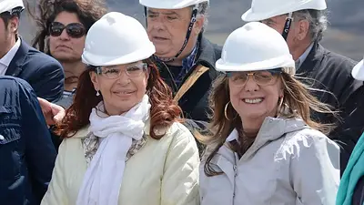 Clarín publicó información falsa sobre "la bandera argentina emparchada" para perjudicar a Alicia Kirchner Clarín publicó información falsa sobre "la bandera argentina emparchada" para perjudicar a Alicia Kirchner