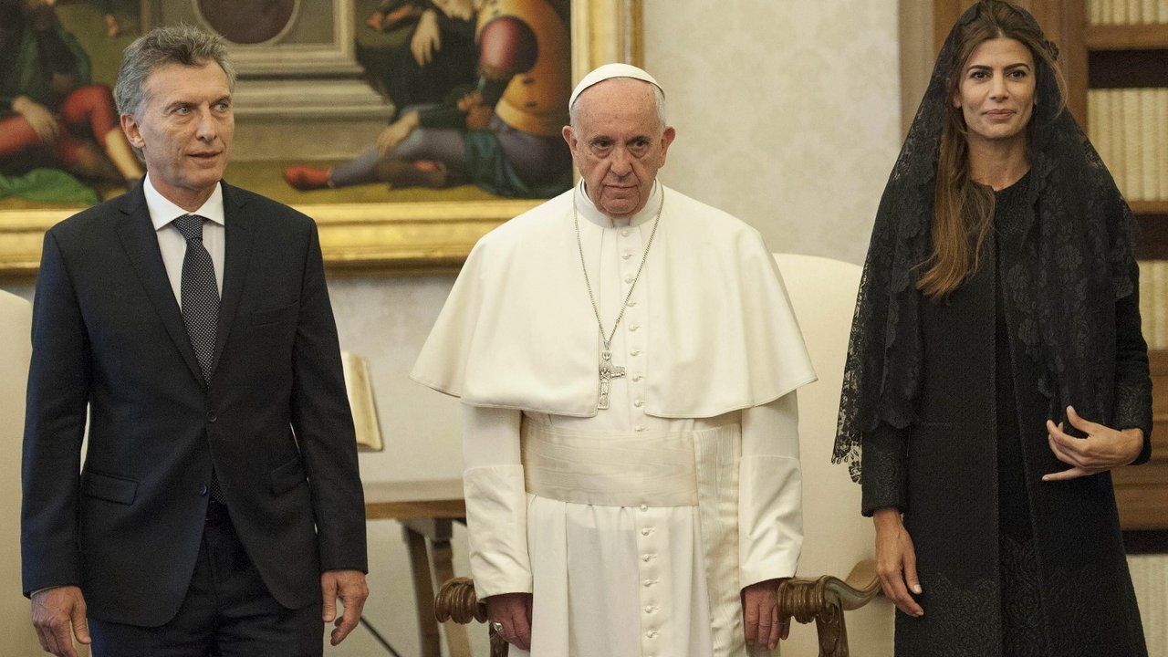 Alberto Fernández con el papa Francisco vs el encuentro con Mauricio Macri, en imágenes 