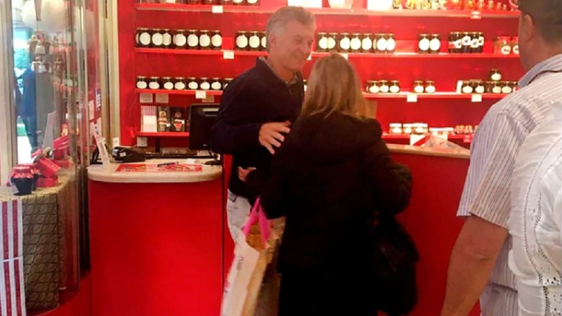  Mauricio Macri sigue de vacaciones: se mostró comprando chocolates en la Patagonia