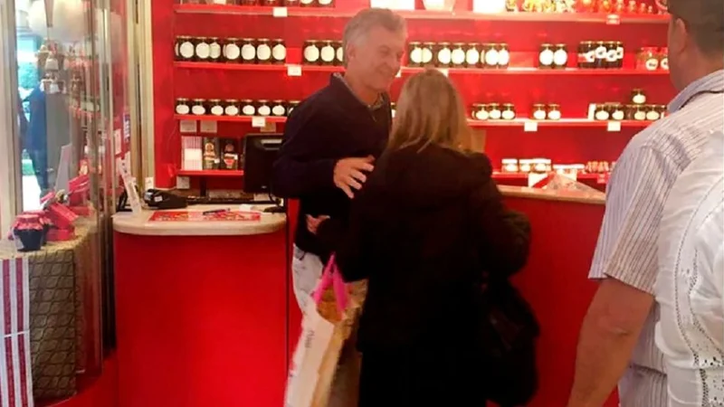  Mauricio Macri sigue de vacaciones: se mostró comprando chocolates en la Patagonia