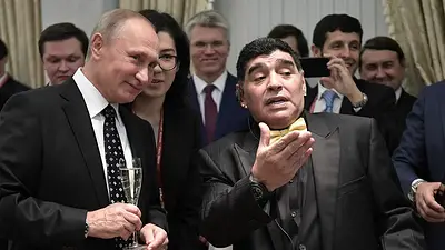 Vladimir Putin con Diego Maradona en el mundial de Rusia 2018. Vladimir Putin con Diego Maradona en el mundial de Rusia 2018.
