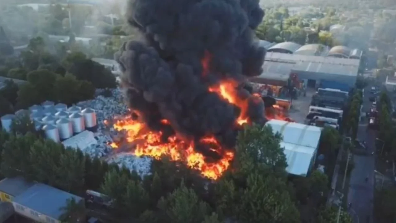 Gigantesco incendio en fábrica de plástico en Pacheco: el humo llega a Capital Federal