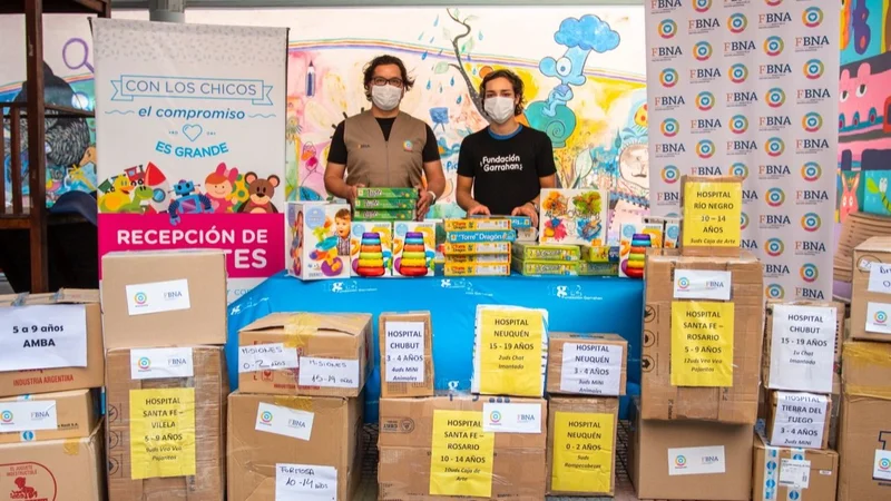 Fabiola Yañez y la Fundación Garraham entregaron juguetes a pacientes oncológicos por el Día de Reyes