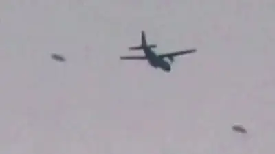 Captan el momento exacto en que dos gigantescos OVNIs volaron cerca de un avión Captan el momento exacto en que dos gigantescos OVNIs volaron cerca de un avión