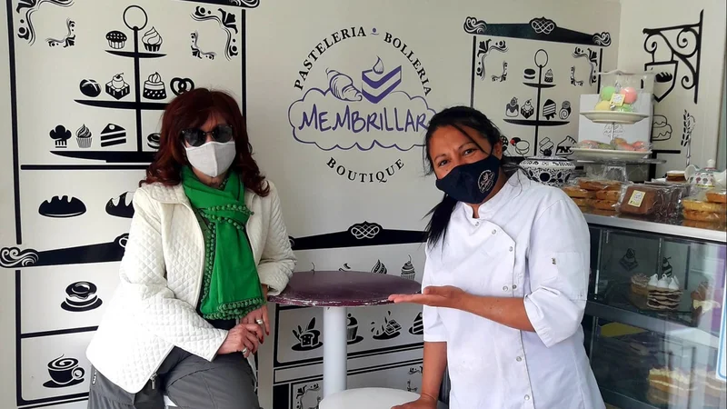 De zapatillas y con protocolos, Cristina sorprendió a una panadera de El Calafate