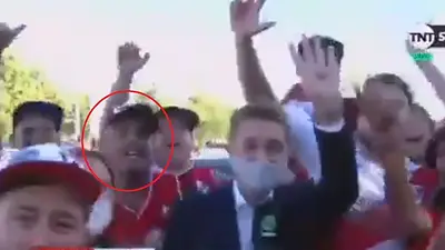 Video: un hincha de River le robó el celular a un periodista en pleno móvil Video: un hincha de River le robó el celular a un periodista en pleno móvil