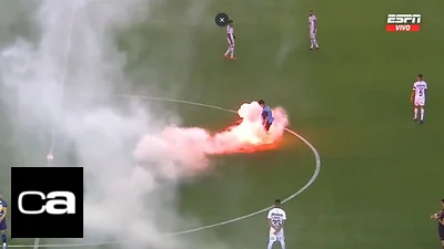 Insólito: cayeron bengalas en medio del partido entre Santos y Boca Insólito: cayeron bengalas en medio del partido entre Santos y Boca