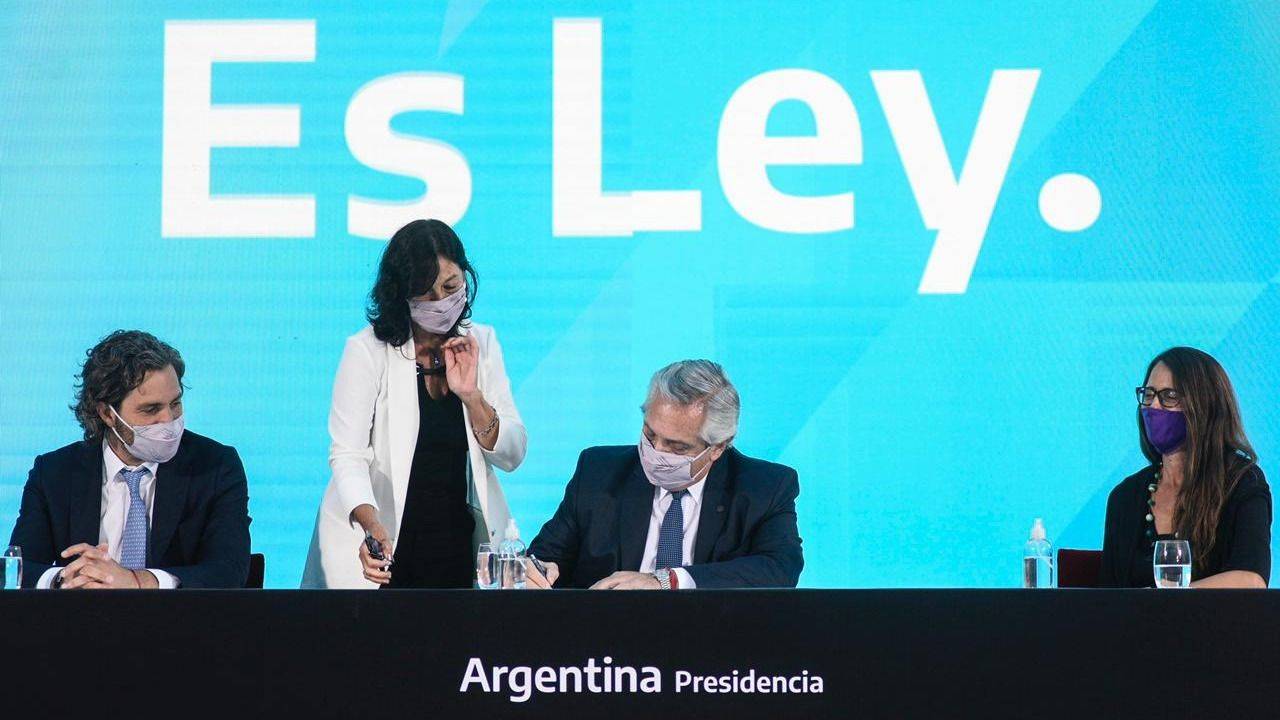 Alberto Fernández promulgó el aborto legal: "Estoy feliz por cumplir con la palabra"