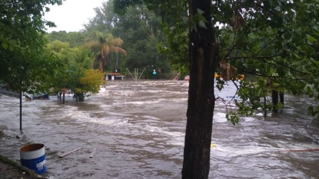 Videos impactantes: inundaciones, desborde de ríos y alerta por fuertes tormentas en Córdoba
