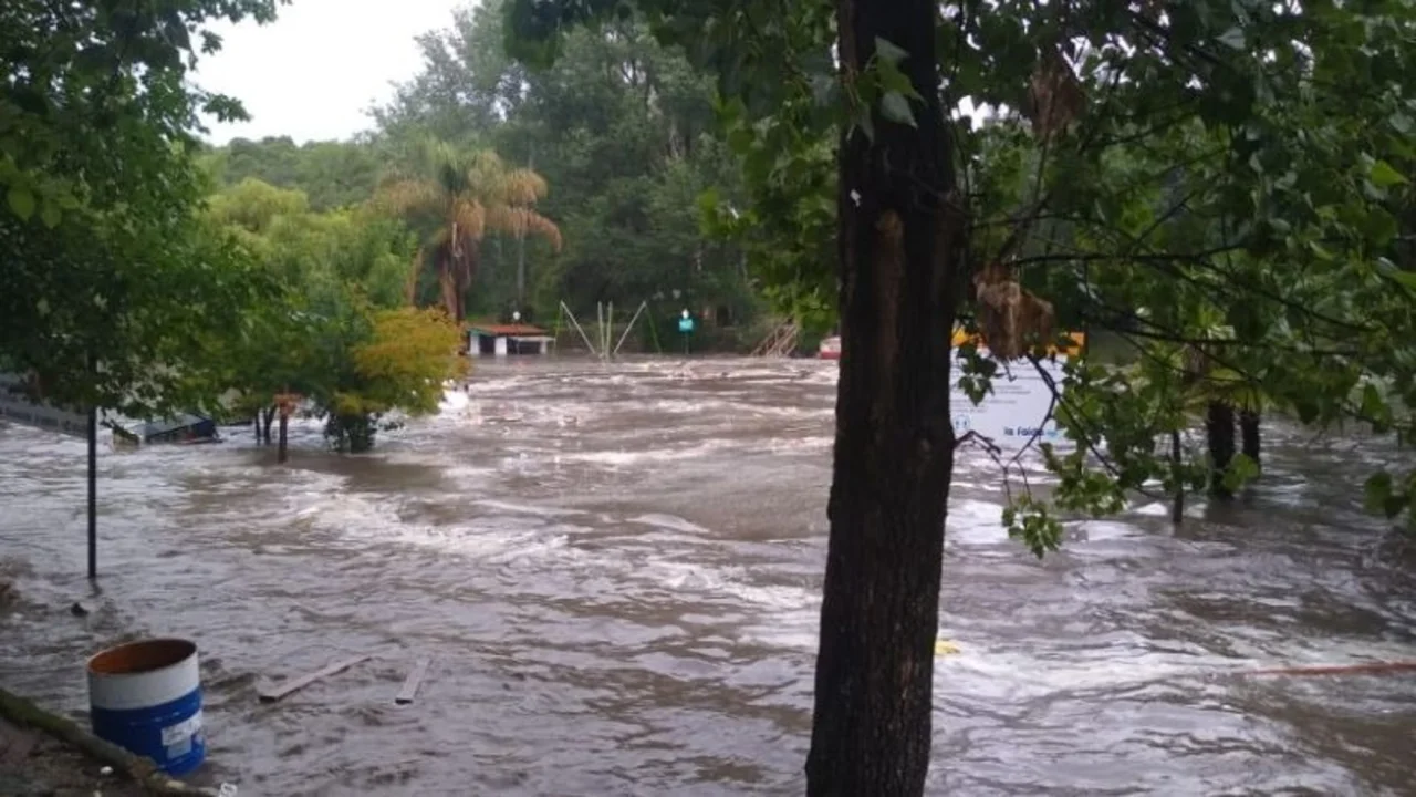 Videos impactantes: inundaciones, desborde de ríos y alerta por fuertes tormentas en Córdoba