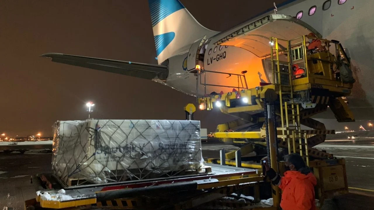 Coronavirus: este sábado llega el avión con la segunda tanda de vacunas Sputnik V 