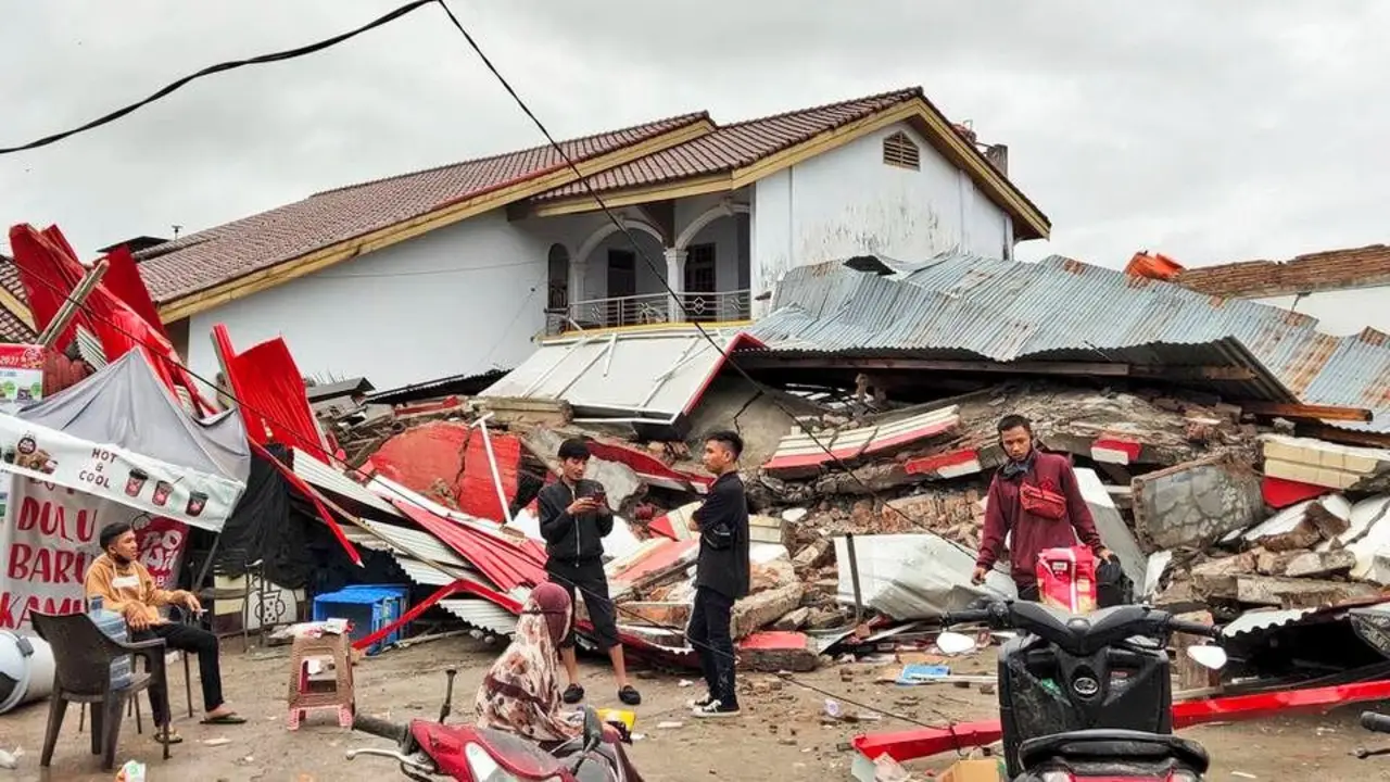 Un potente terremoto en Indonesia deja 34 muertos y cientos de heridos