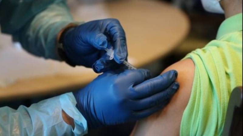 Noruega registra 23 muertes de personas de tercera edad tras darse la vacuna de Pfizer