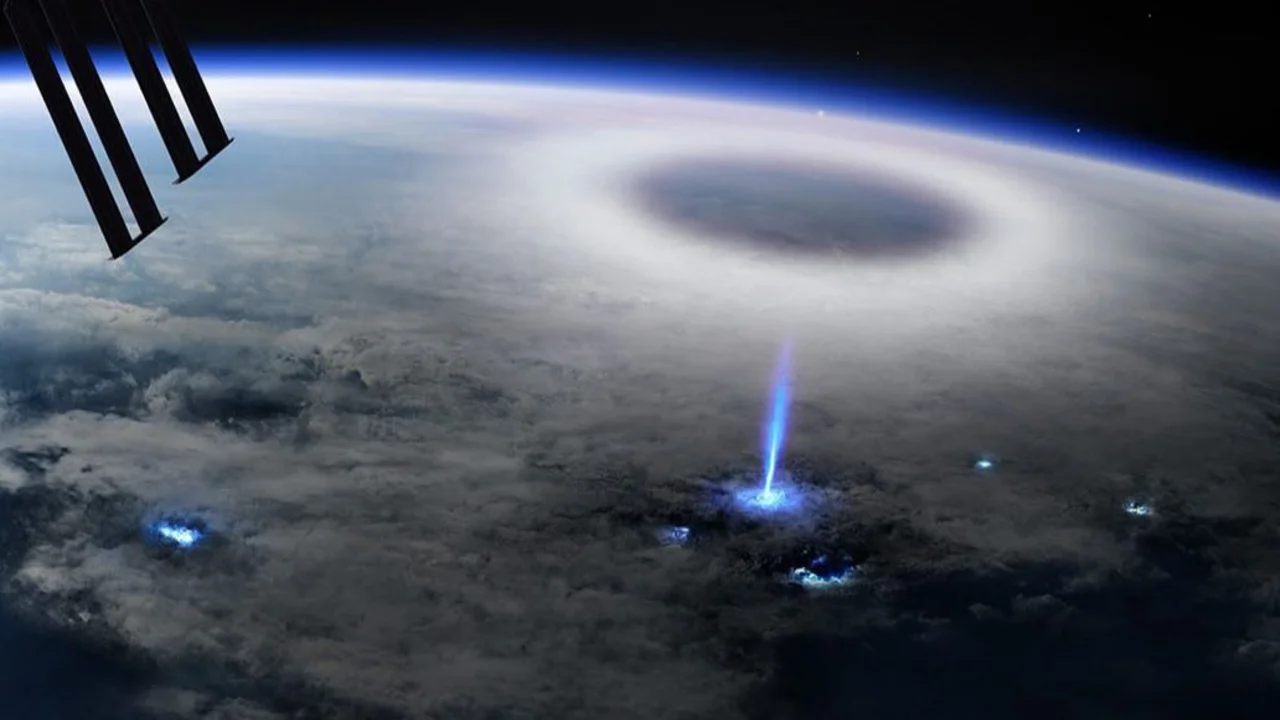 El rayo azul captado por la Estación Espacial Internacional fue la primera portada del año de Nature 