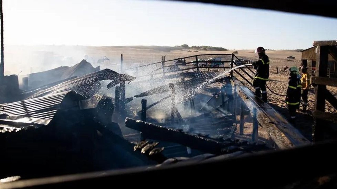 Se prendió fuego un exclusivo parador en Pinamar: quedó destruido
