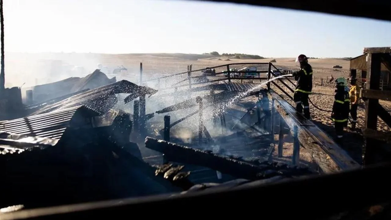 Se prendió fuego un exclusivo parador en Pinamar: quedó destruido