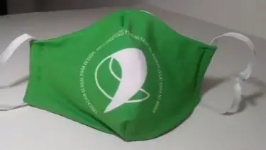 Violento ataque a una mujer que tenía un barbijo a favor del aborto legal