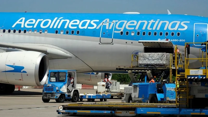 Un vuelo de Aerolíneas Argentinas viaja a Rusia en busca de 400 mil vacunas